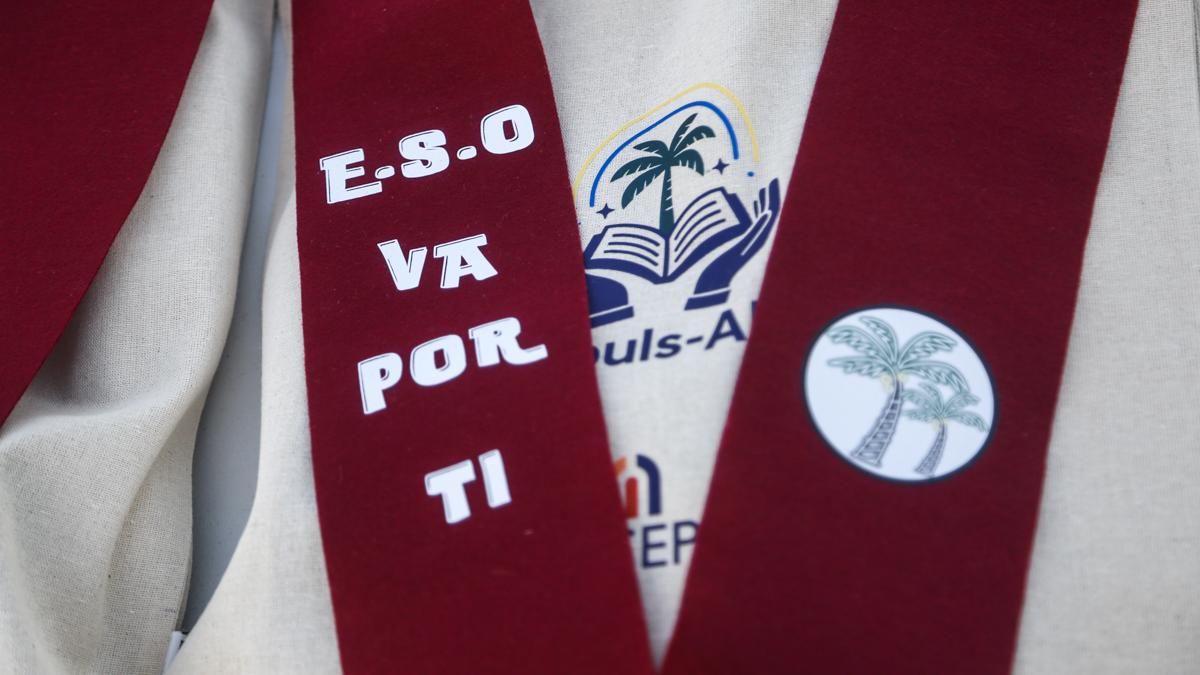 Homenaje a alumnos de Las Palmeras tras graduarse