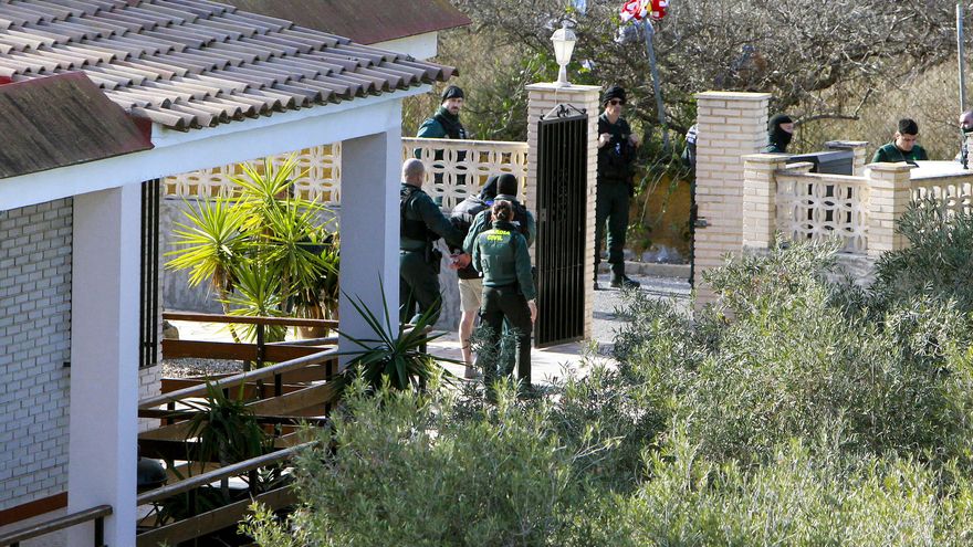 Agentes de la Guardia Civil, en la casa donde detuvieron a los dos presuntos homicidas.