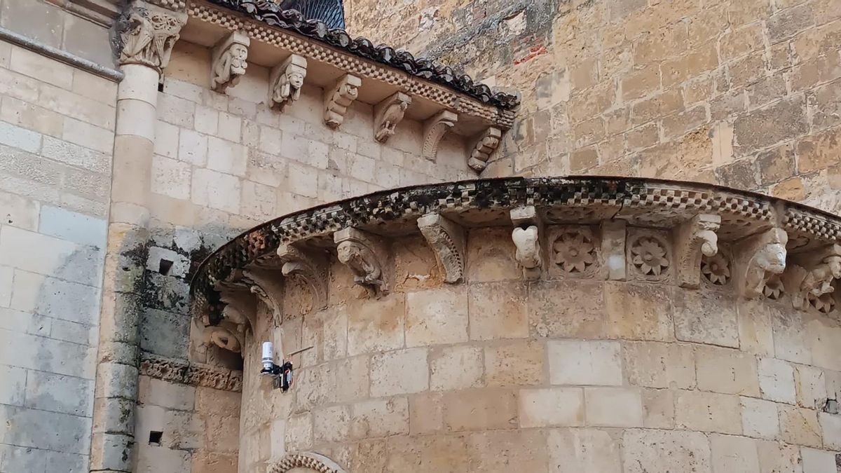 Enésima chapuza del párraco de la iglesia románica y protegida del Mercado en León, ahora anclando una antena wifi