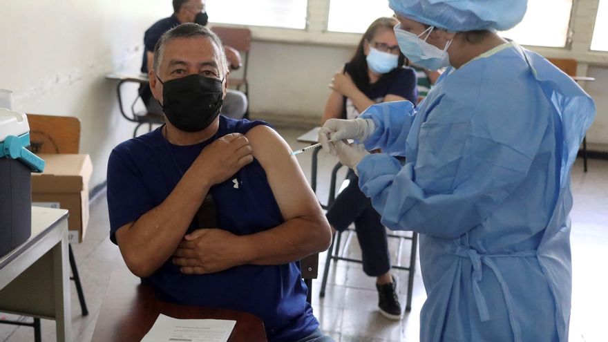 Una es vacunada con una dosis de la vacuna AstraZeneca contra el coronavirus hoy, en Tegucigalpa (Honduras). EFE/ Gustavo Amador