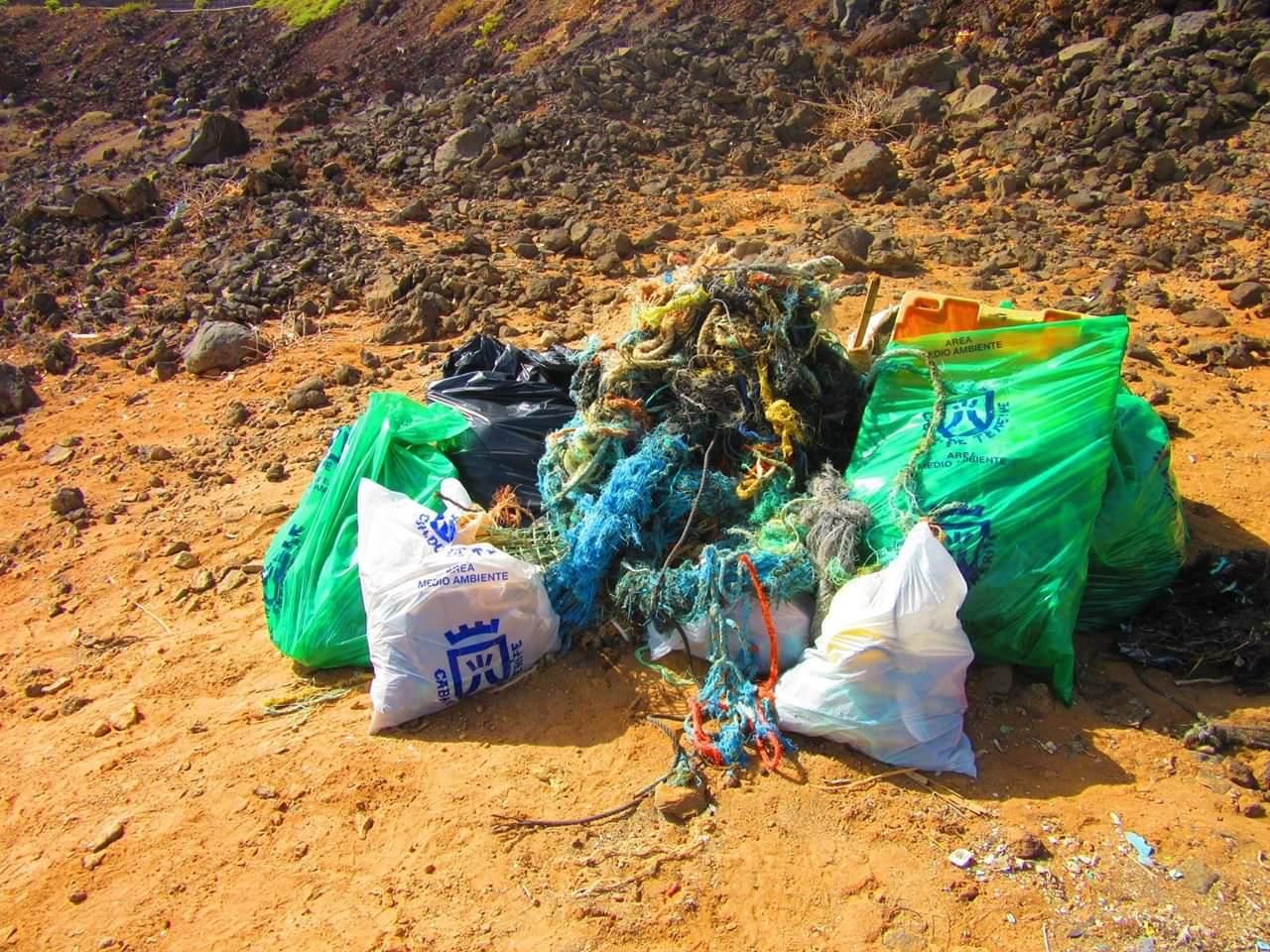 Recogida de residuos en la costa de El Porís