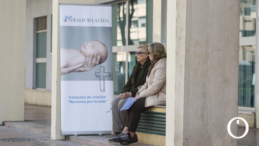 Grupos ultracatólicos retoman los polémicos "rezos" ante clínicas abortivas para impedir a las mujeres que ejerzan su derecho