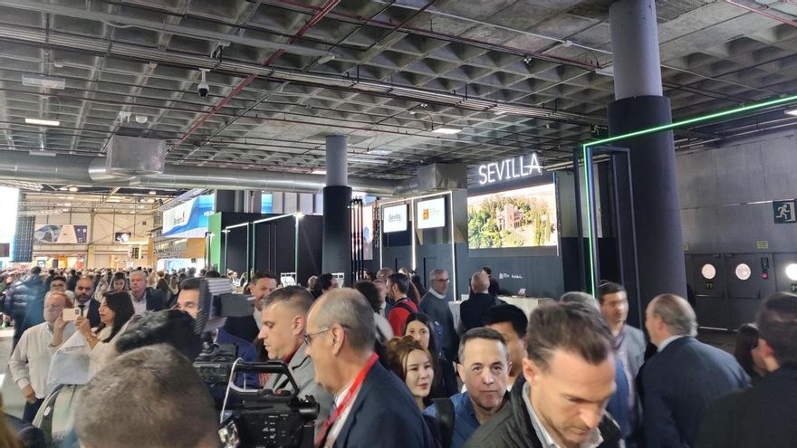 "Falta espacio, luz y organización", críticas al nuevo modelo de distribución del pabellón de Andalucía en Fitur 2024