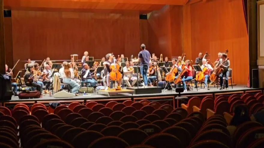 Un pesado objeto caído del techo, a punto de impactar en los integrantes de la Orquesta de Córdoba en un ensayo