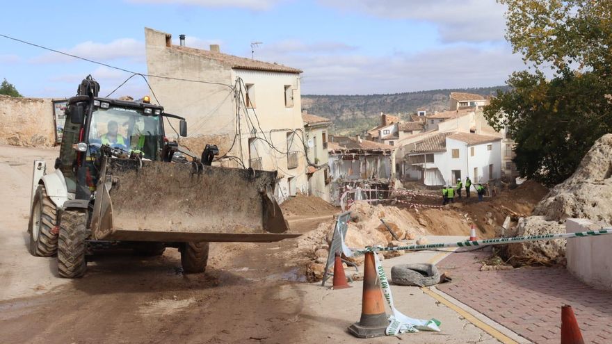 Las máquinas entran al casco antiguo de Letur y ya se peina el cauce del río Segura en busca de desaparecidos