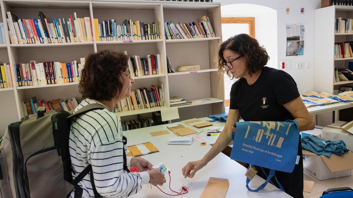 Anna Palacios recoge su acreditación como participante en el Fiet.