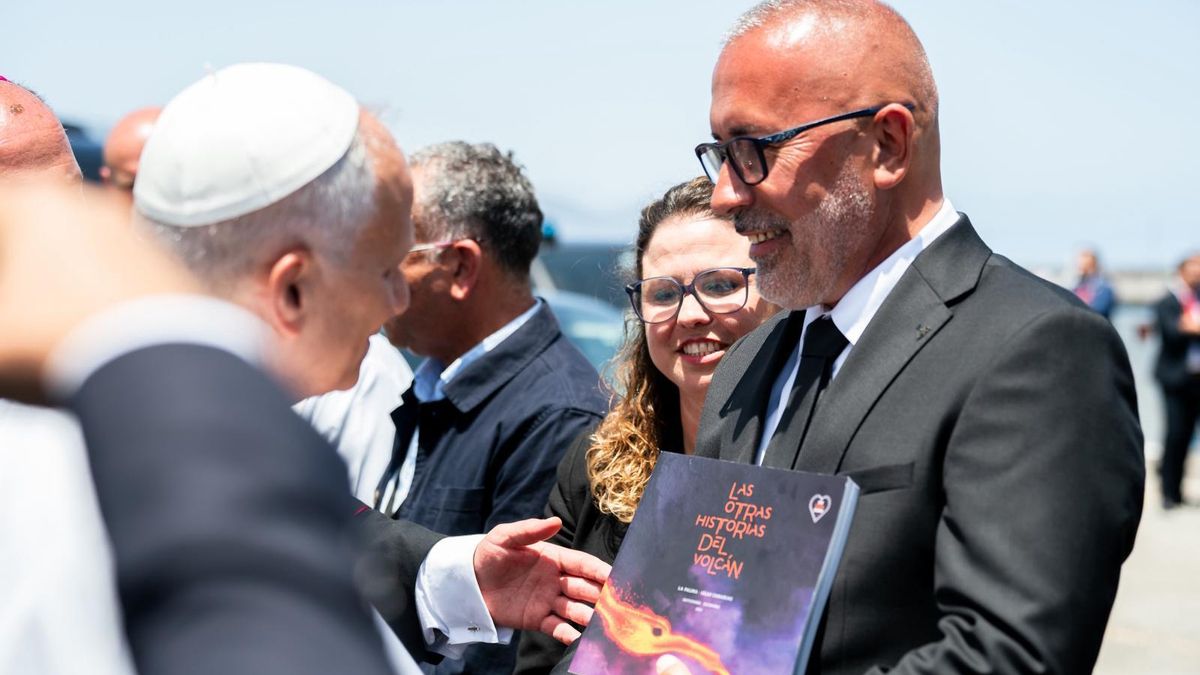 Manuel Asensio: "Al Papa le ha interesado el libro de testimonios de los afectados del volcán y sus escoltas me han pedido más ejemplares"