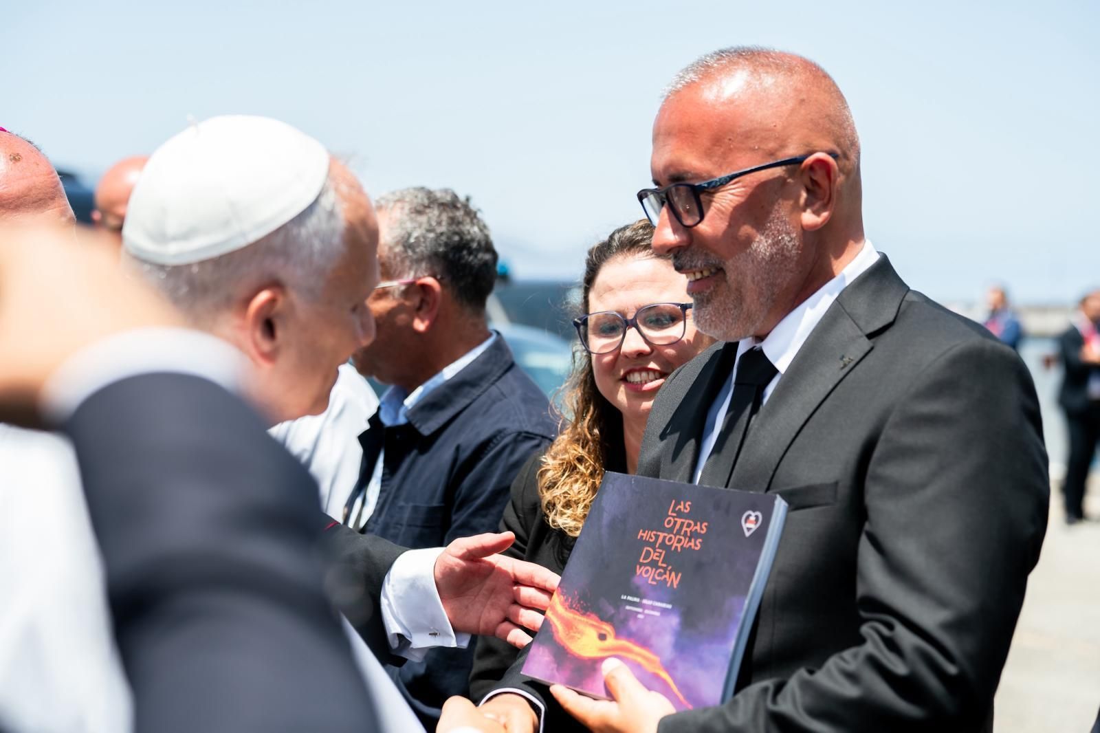Manuel Asensio en el momento de entregar el libro a León XIV en Tenerife.
