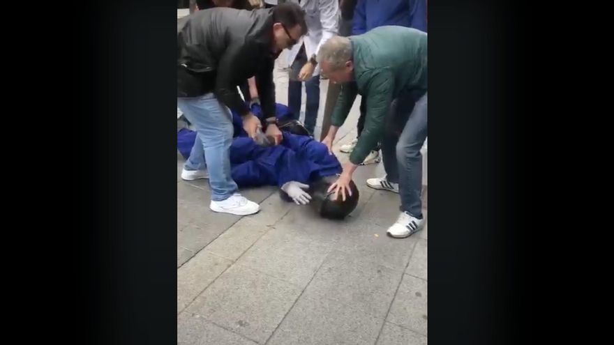 Vecinos de Sanlúcar retienen a dos ladrones que trataban de huir en moto después de atracar una joyería