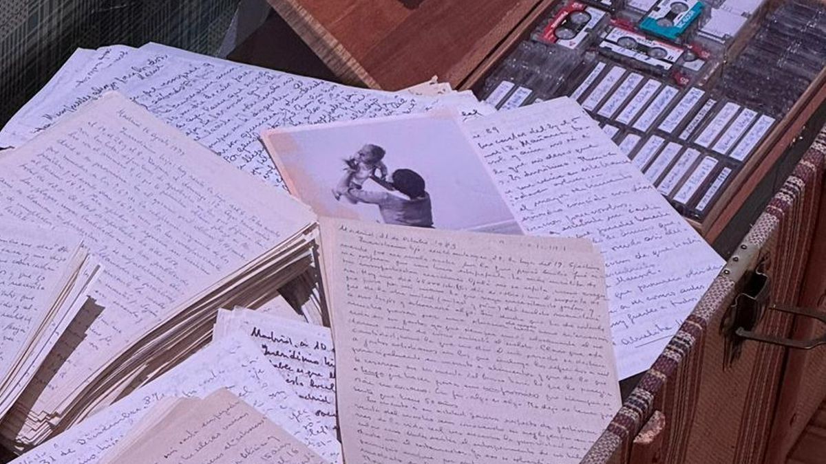 Cartas y cintas originales que María Fernández Grandizo escribió a su hijo Manuel desde España.