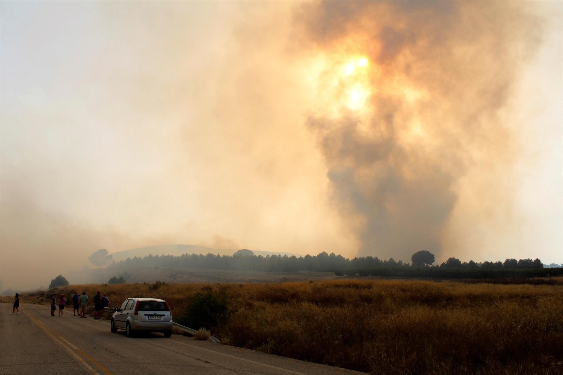 Imagen de las llamas provocadas por el incendio que se ha producido en la localidad albaceteña de Hellín.