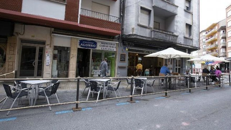 Terrazas de bares en Ponferrada (ocupando plazas de aparcamiento) durante el primer día de la fase tres de la desescalada. / César Sánchez / ICAL
