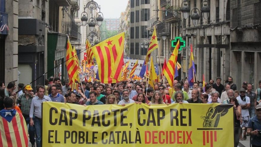 Centenares de personas piden la República Catalana en una marcha por Barcelona