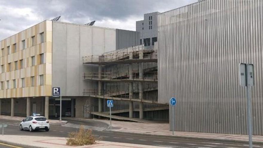 Foto de situación de la pasarela 'olvidada' del parking a la explanada del Hospital de León.