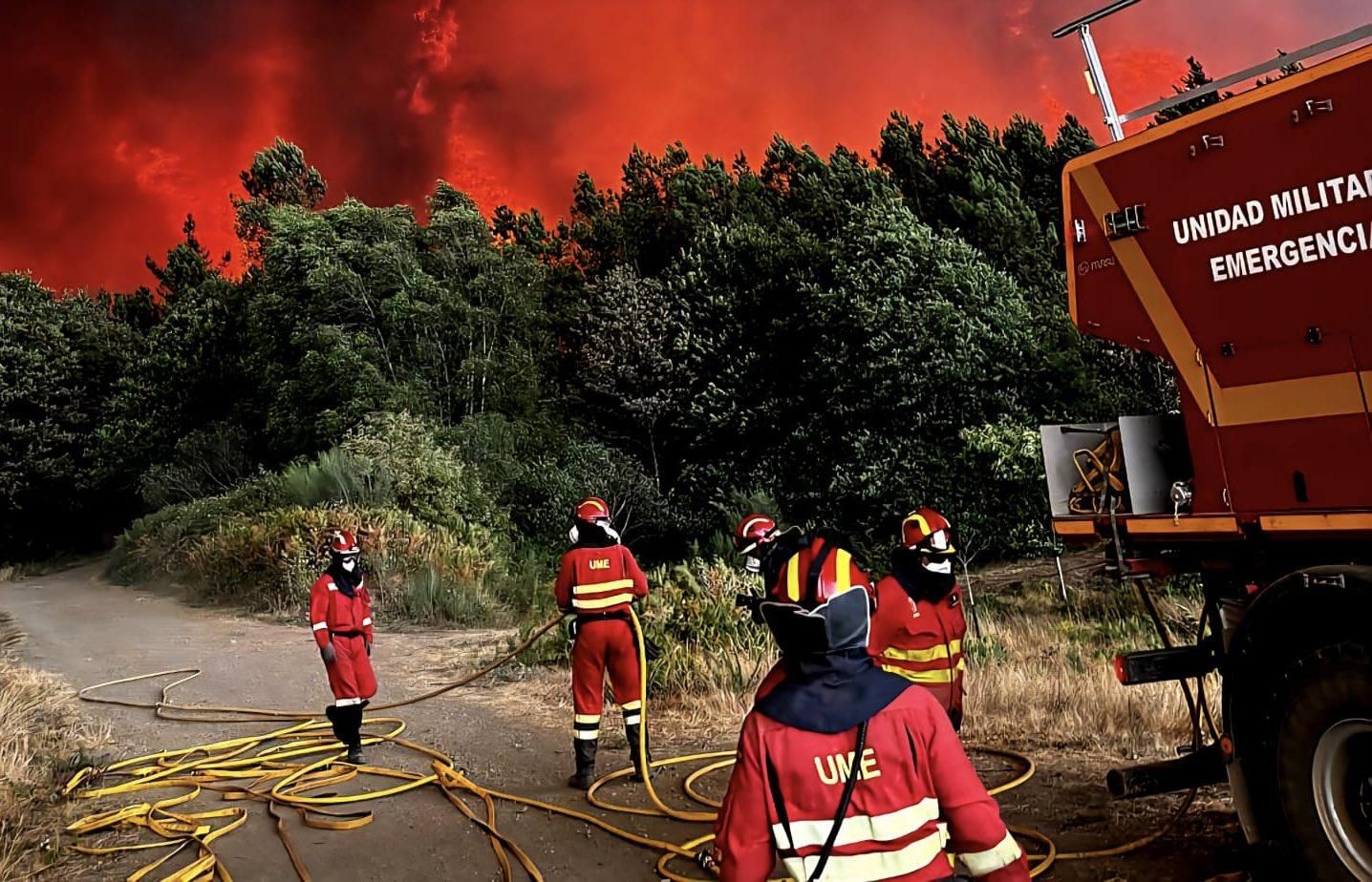 Miembros de la Unidad Militar de Emergencias (UME) encarando el infierno de incendios en la tierra.