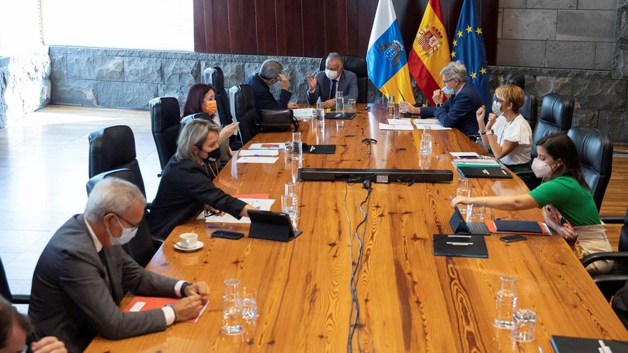 El presidente de Canarias, Ángel Víctor Torres, preside una reunión del Consejo de Gobierno en Santa Cruz de Tenerife.