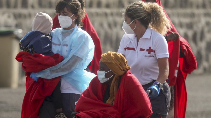 Casi 500 personas han sobrevivido a la ruta migratoria hacia Canarias en dos días