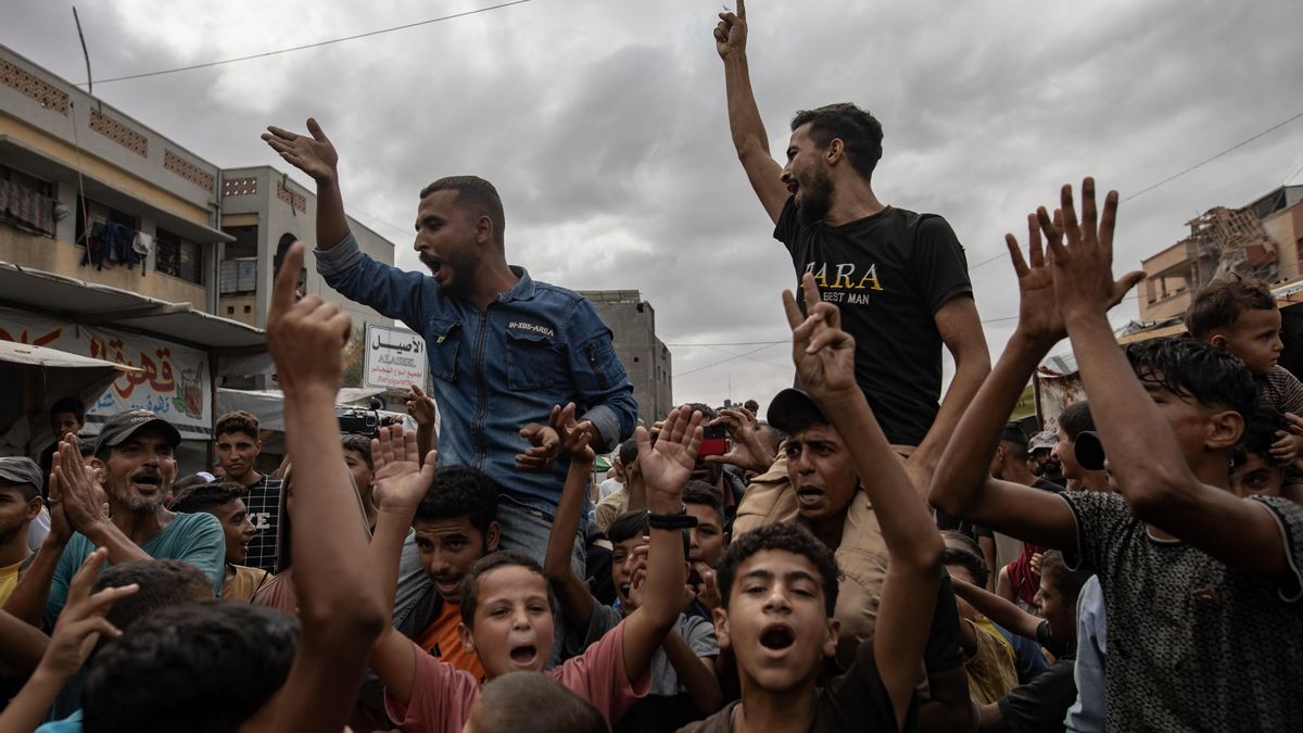 Palestinos celebran el anuncio de un acuerdo de alto el fuego entre Hamás e Israel en Jan Yunis, al sur de la Franja de Gaza.
