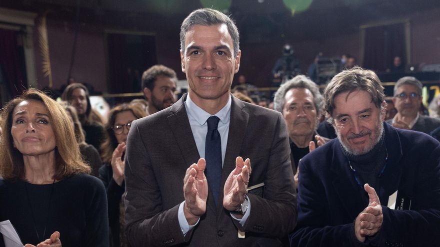 La cantante Ana Belén; el presidente del Gobierno, Pedro Sánchez y el escritor y director del Instituto Cervantes, Luis García Montero, durante el homenaje a la escritora Almudena Grandes.
