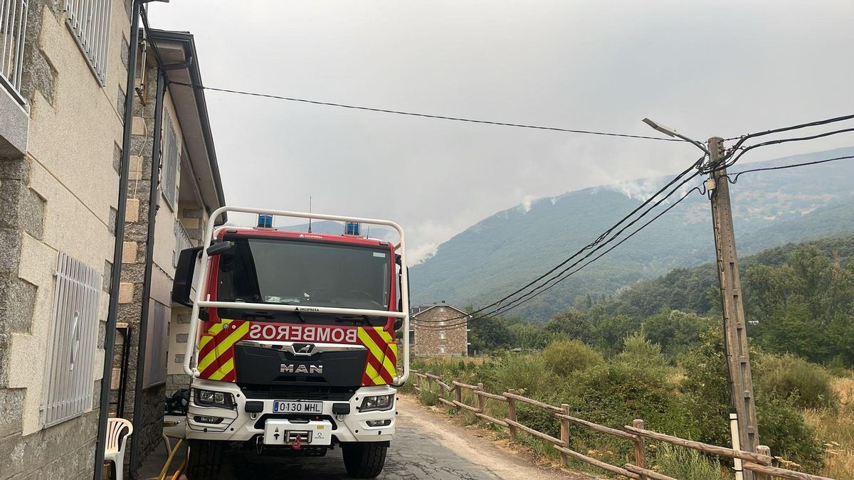 Bomberos de la Diputación de Zamora en el incendio forestal de Porto.
