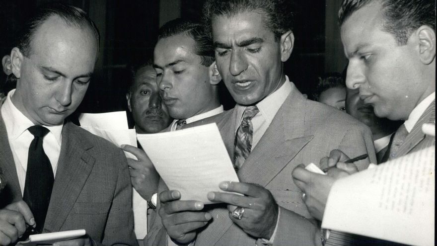 Mohammad Reza Pahlavi habla con la prensa sobre el golpe de Estado contra Mossadegh el 20 de agosto de 1953, dos días después del golpe.