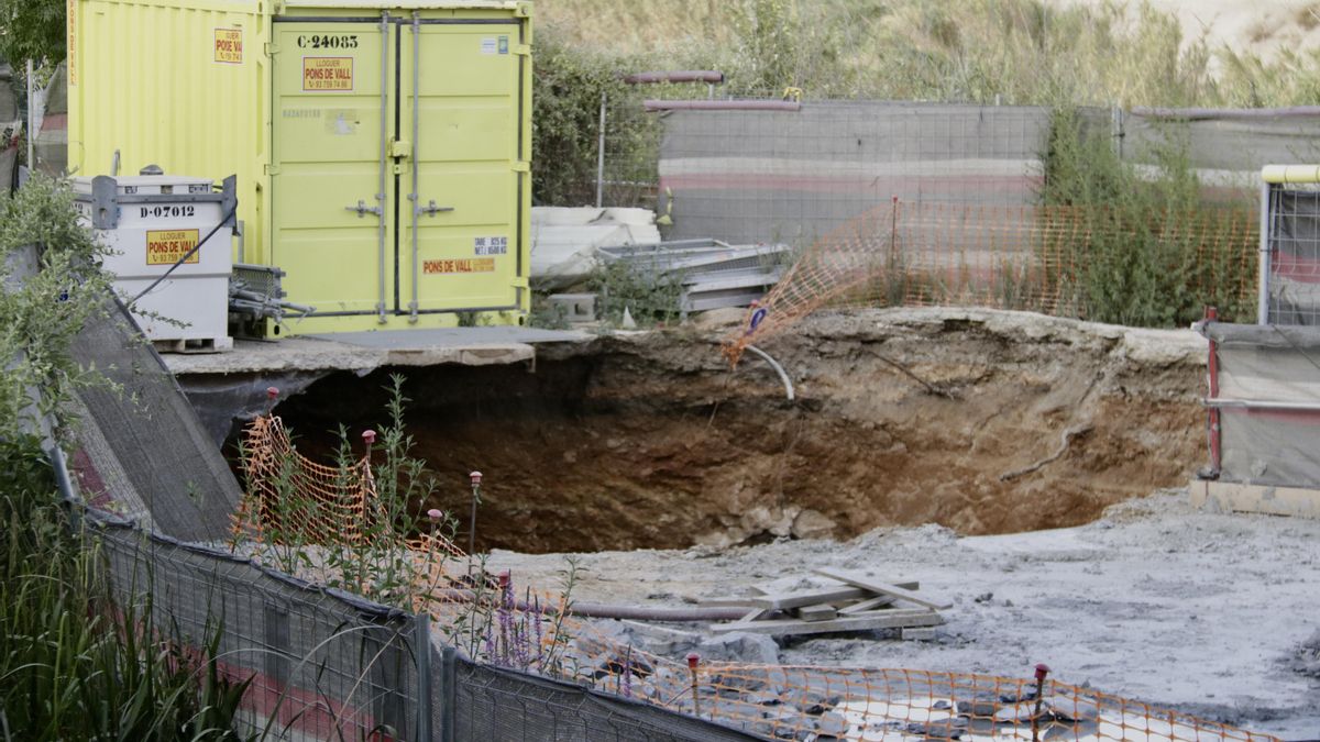 El hundimiento de un pozo en las obras del tren en Montcada engulle una grúa y obliga a cerrar varias líneas de Rodalies