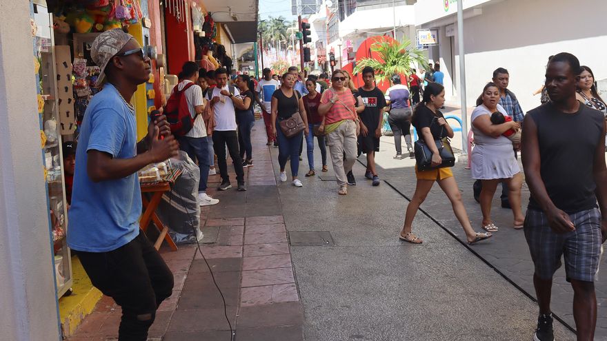 Cantante haitiano detiene su travesía migratoria en la frontera sur de México