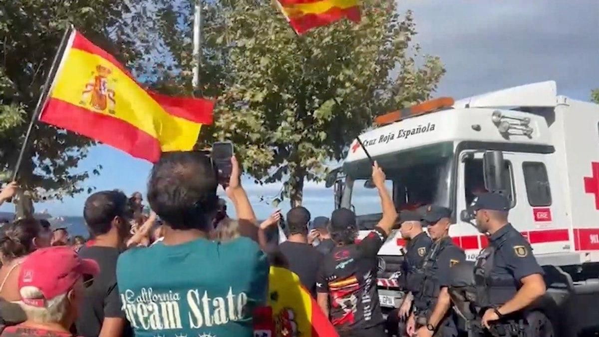 Decenas de personas impiden el reparto de comida de la Cruz Roja en Ceuta