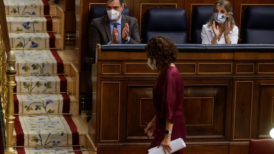 El presidente del Gobierno, Pedro Sánchez (i) y la ministra de Trabajo, Yolanda Díaz (c) observan como la ministra de Hacienda, María Jesús Montero (c) se dirige al atril del Congreso este miércoles donde se celebra el debate de totalidad del Proyecto de Ley de Presupuestos Generales del Estado para el año 2022. EFE/Juan Carlos Hidalgo
