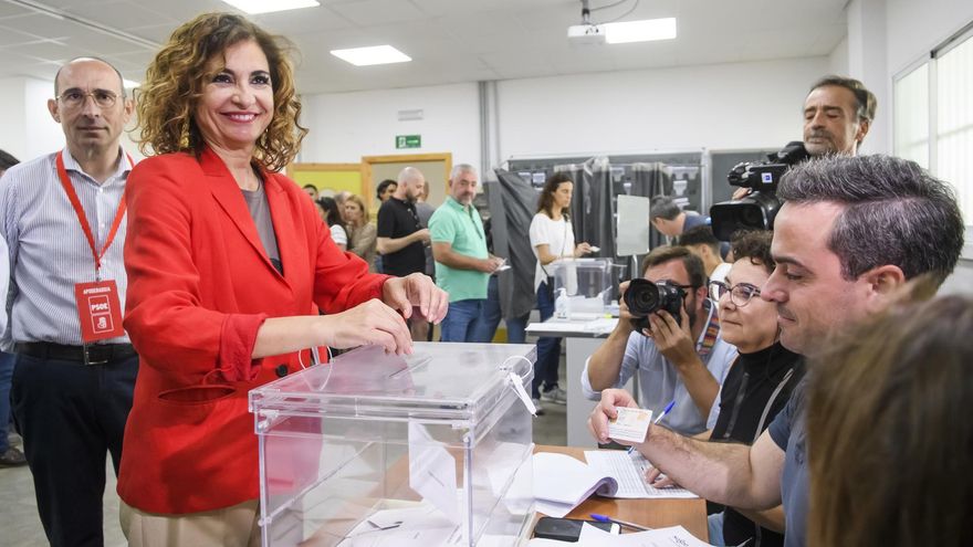 La ministra de Hacienda y Función Pública, María Jesús Montero, ejerce su derecho al voto en un colegio electoral en Sevilla donde ha dicho que confía en que en la jornada electoral de hoy predomine la participación sobre la crispación.