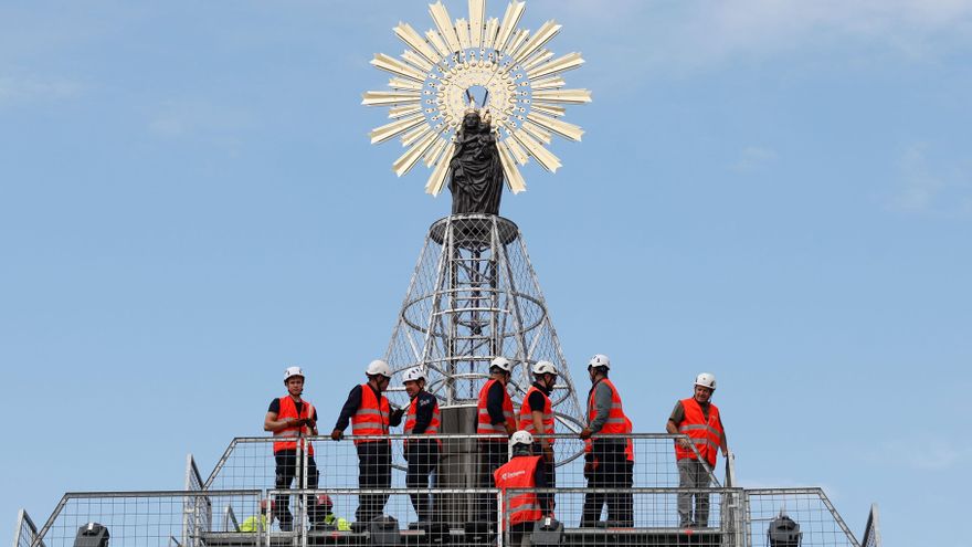 La virgen del Pilar ya preside su plaza en Zaragoza a la espera de millones de flores