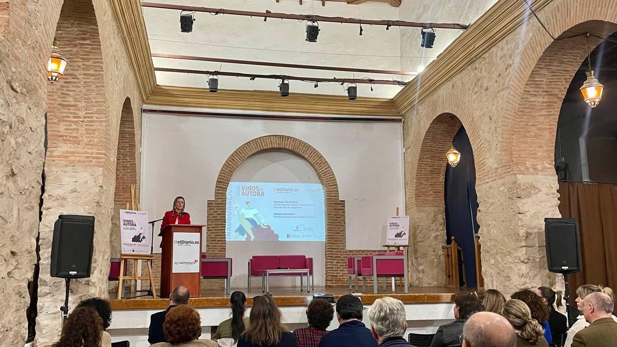 La teniente de alcalde y presidenta de la Ruta del Vino de Valdepeñas, Vanessa Irla