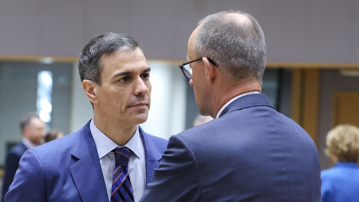 Archivo - El presidente del Gobierno, Pedro Sánchez (i), conversa con el canciller alemán, Friedrich Merz (d), durante la reunión del Consejo Europeo, a 19 de marzo de 2026, en Bruselas (Bélgica).