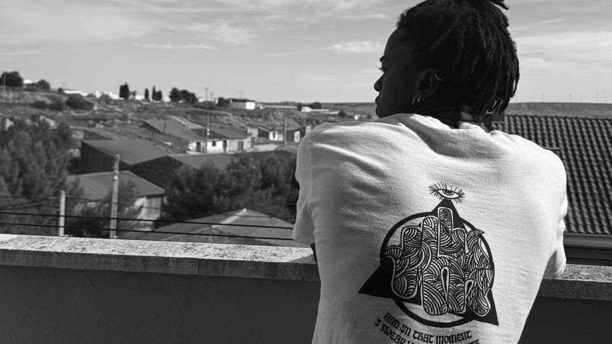 Moda contra la discriminación racial y sobre la realidad de la adopción: "No es una marca de ropa, es mi historia"