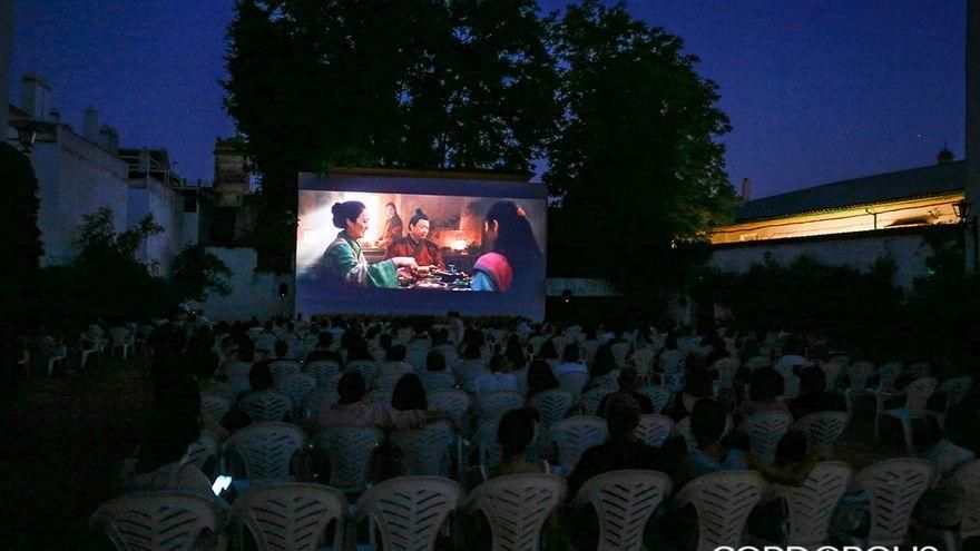 El Ayuntamiento se compromete a velar por la protección de los cines de verano como patrimonio cultural de Córdoba