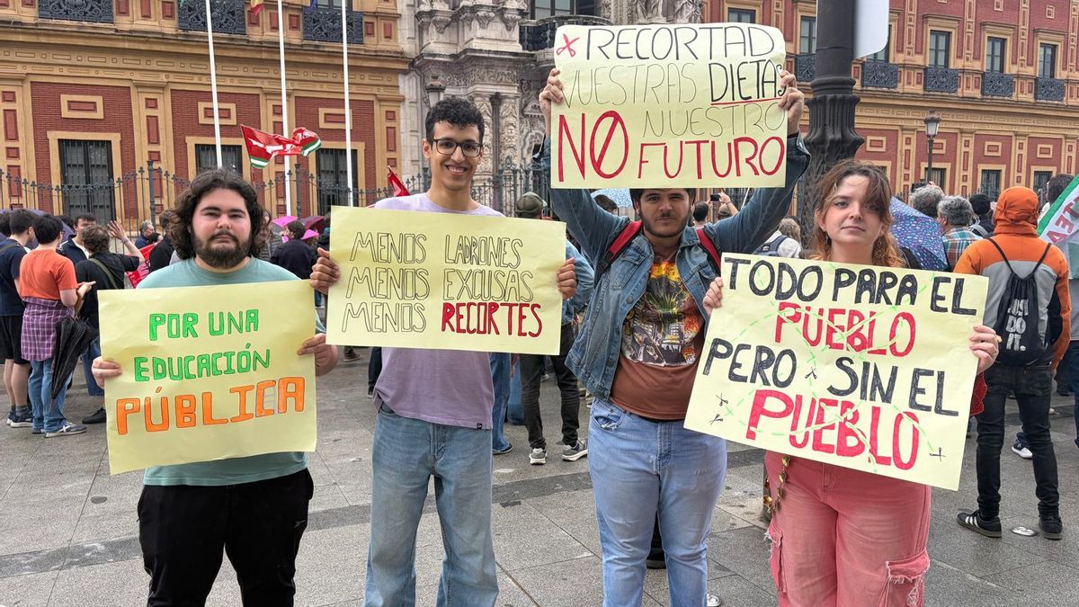 Andalucía sale a las calles en defensa de la universidad pública a unas horas del arranque de la campaña electoral