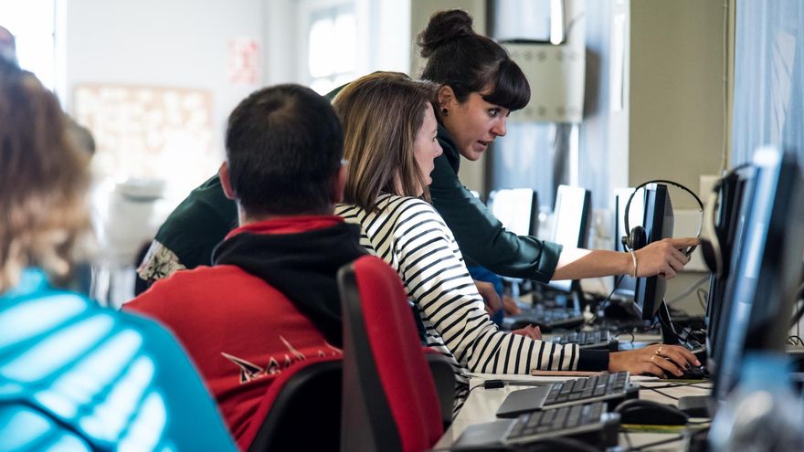 'Power to the pueblos' pero "sin cobrar": indignación entre los agentes Guadalinfo ante su congreso digital