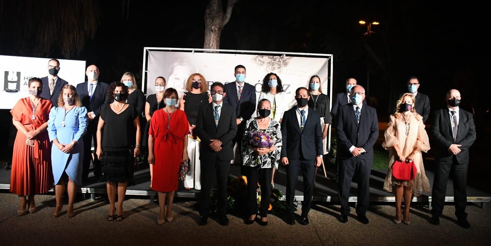 Elsa López acompañada de los miembros de la Corporación insular.