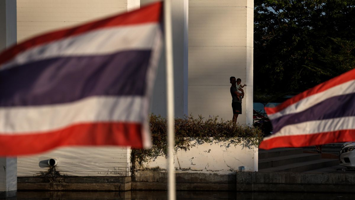 Un hombre desplazado sostiene a un niño en un centro de evacuados en Surin (Tailandia), cerca de la frontera con Camboya, el 22 de diciembre.