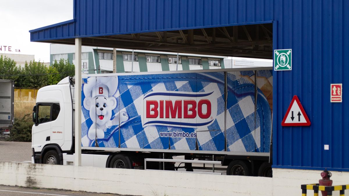 Archivo - Un camión en la fábrica de Bimbo