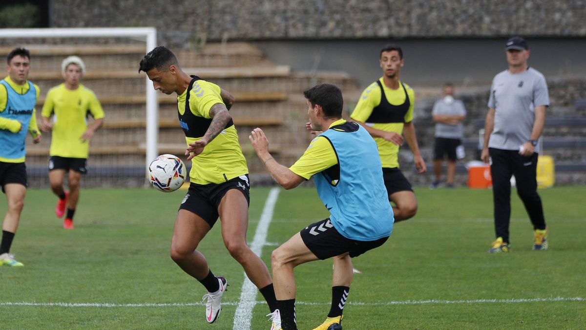 Maikel Mesa controla un balón en un entrenamiento con la UD en Barranco Seco.