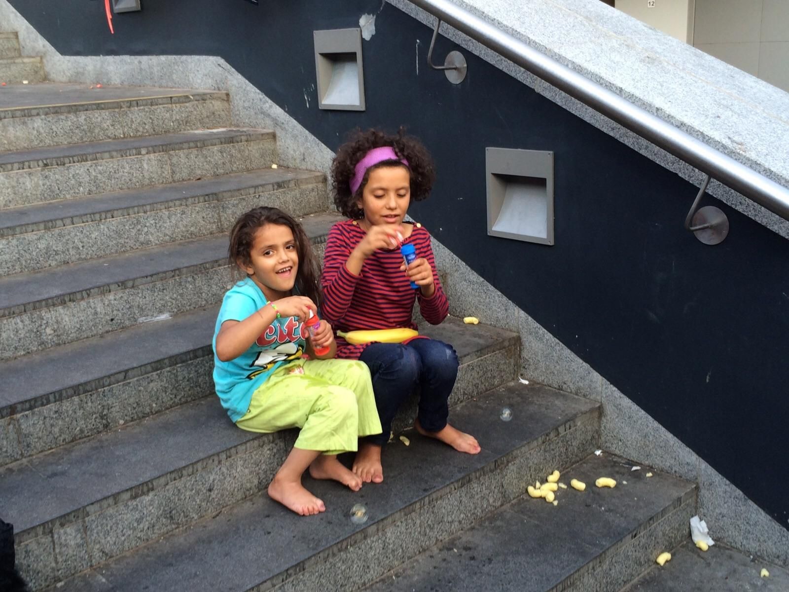 Niños refugiados en la estación de Keleti de Budapest (LAURA ACOSTA)