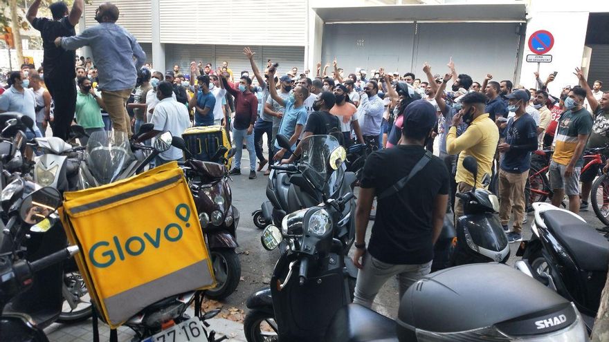 Protesta de 'riders' por la dudosa adaptación de Glovo a la nueva ley: "Nos obligan a competir y cobrar menos"