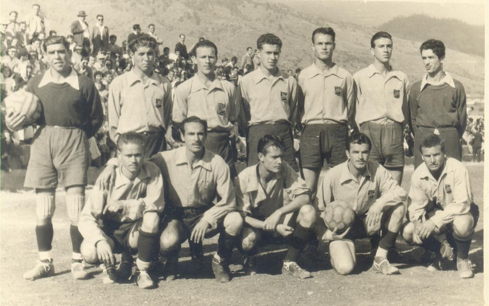 Atlético Paso. Temporada 1952/53.Perucho, Canarito, Tatá, Cabrera, Pedrianes, Jurado, Elías. Miguel Zapatero, Rodríguez, Peracho, Tomás Zurdo y Farrique. Año de la llegada de Farrique al equipo verdinegro.