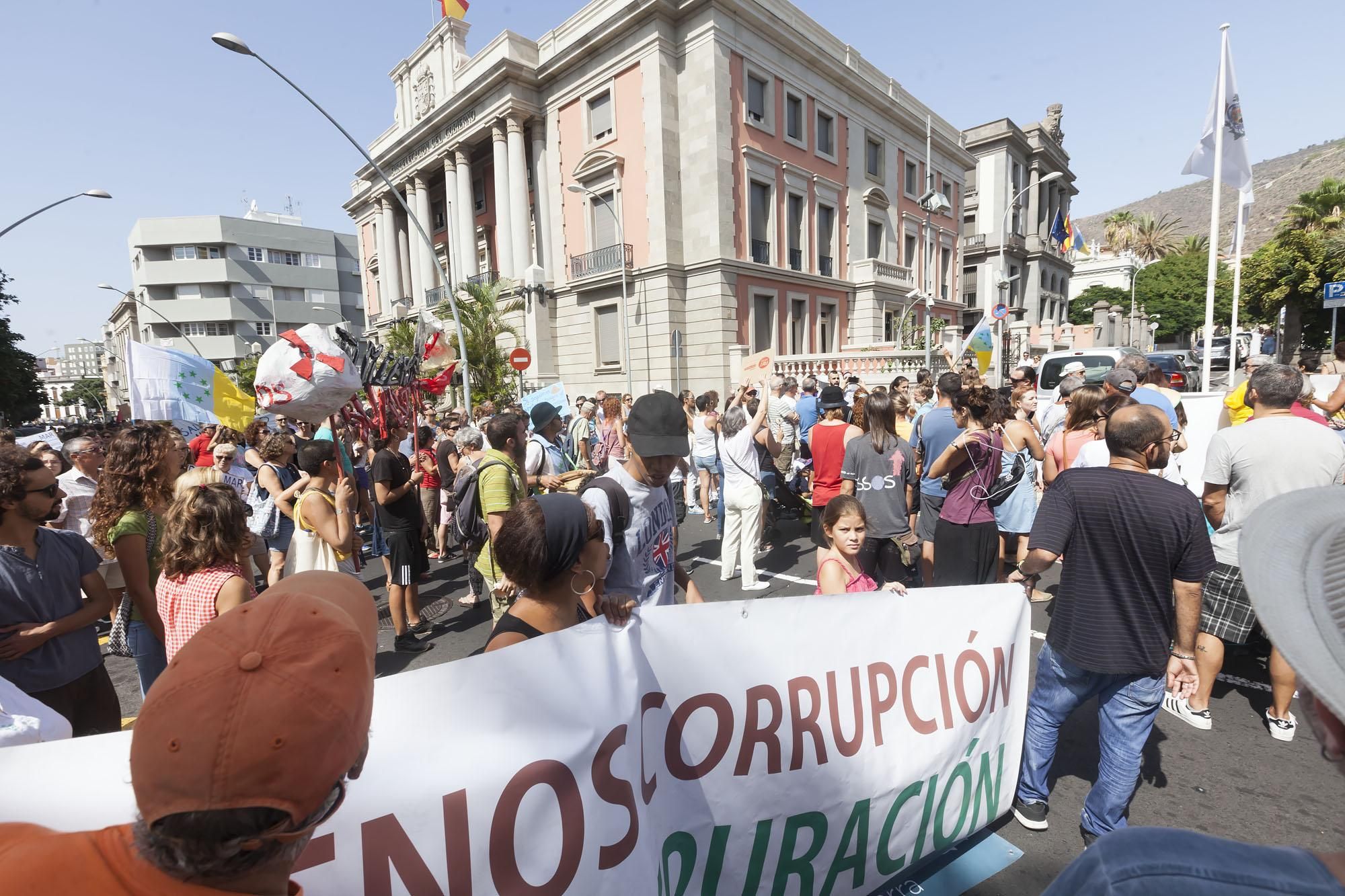 Paso de la manifestación por la sede de la Subdelegación del Gobierno de España, en la avenida Méndez Núñez