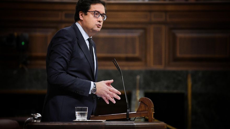 Archivo - El ministro para la Transformación Digital y Función Pública, Óscar López, interviene durante una sesión plenaria en el Congreso de los Diputados, a 11 de diciembre de 2024, en Madrid (España).