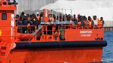 Imagen de archivo. Llegada de un grupo de migrantes al puerto tras ser rescatados por Salvamento Marítimo.
