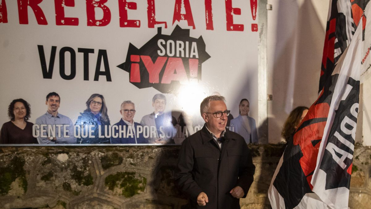 El candidato por Soria YA! a las próximas elecciones de Castilla y León, José Ángel Ceña Tutor, durante la pegada de carteles celebrada la noche de este jueves en Soria.