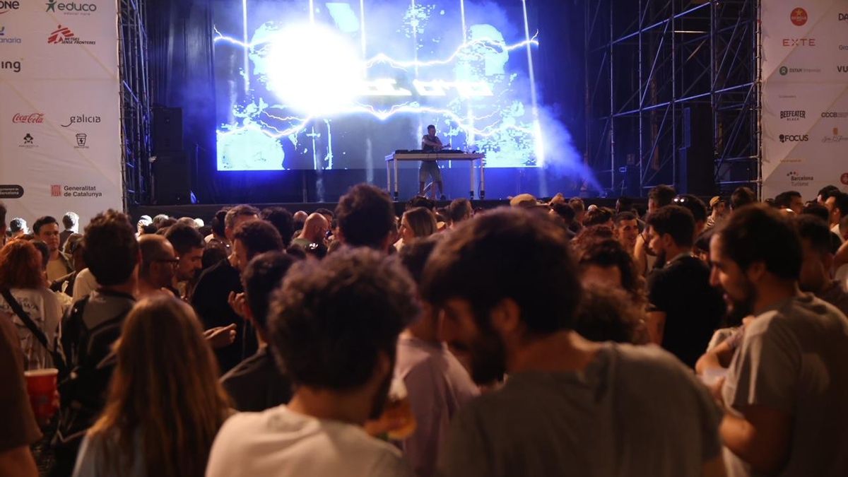 DJ Jondo en su sesión final desde la tarima con la animación y el perreo.