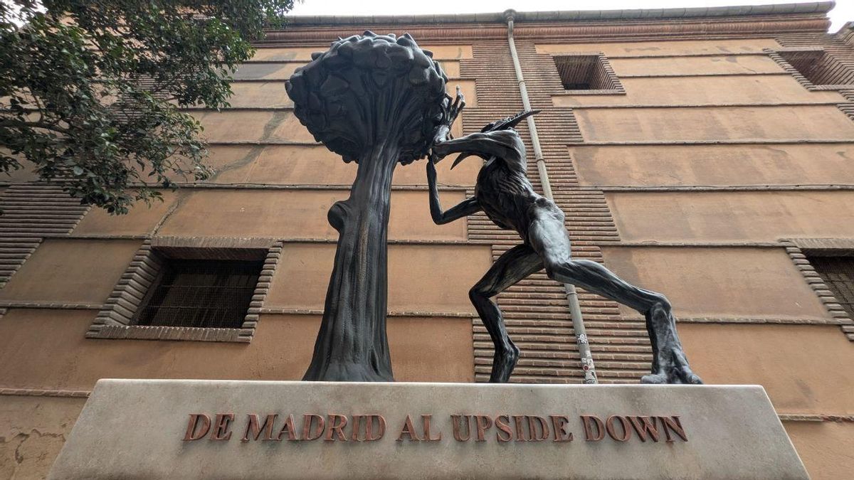 Estatua del demogorgon y el madroño colocada en el centro de Madrid